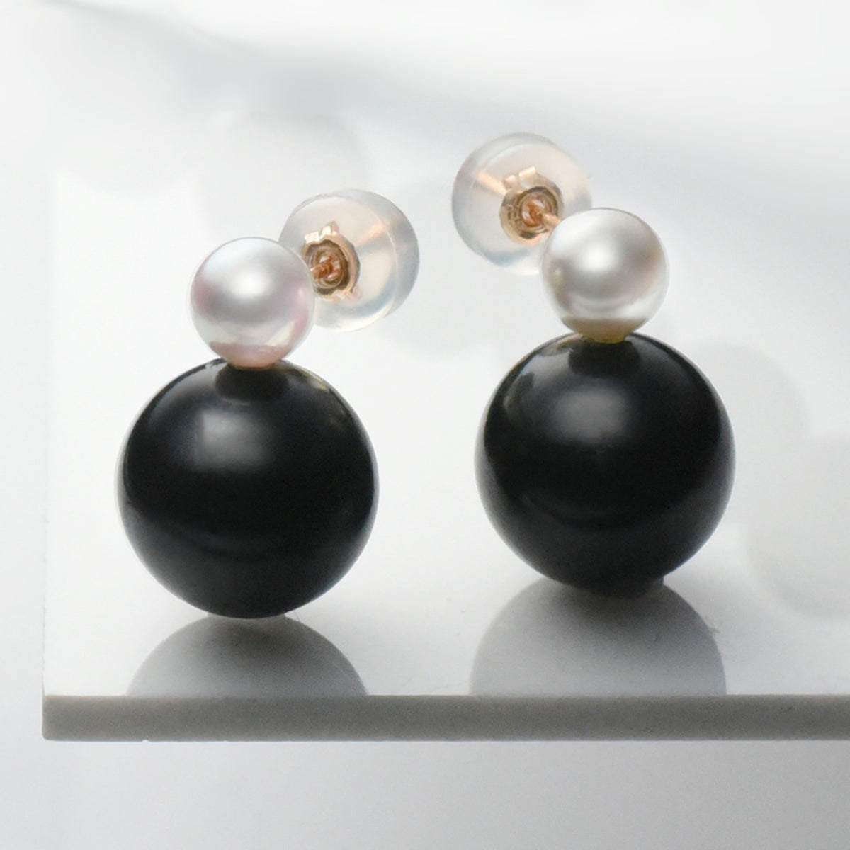 K18PGジェット×アコヤパール デュエットピアス